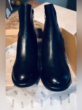 Ecco Black Leather Zip-Back Chelsea Ankle Boots